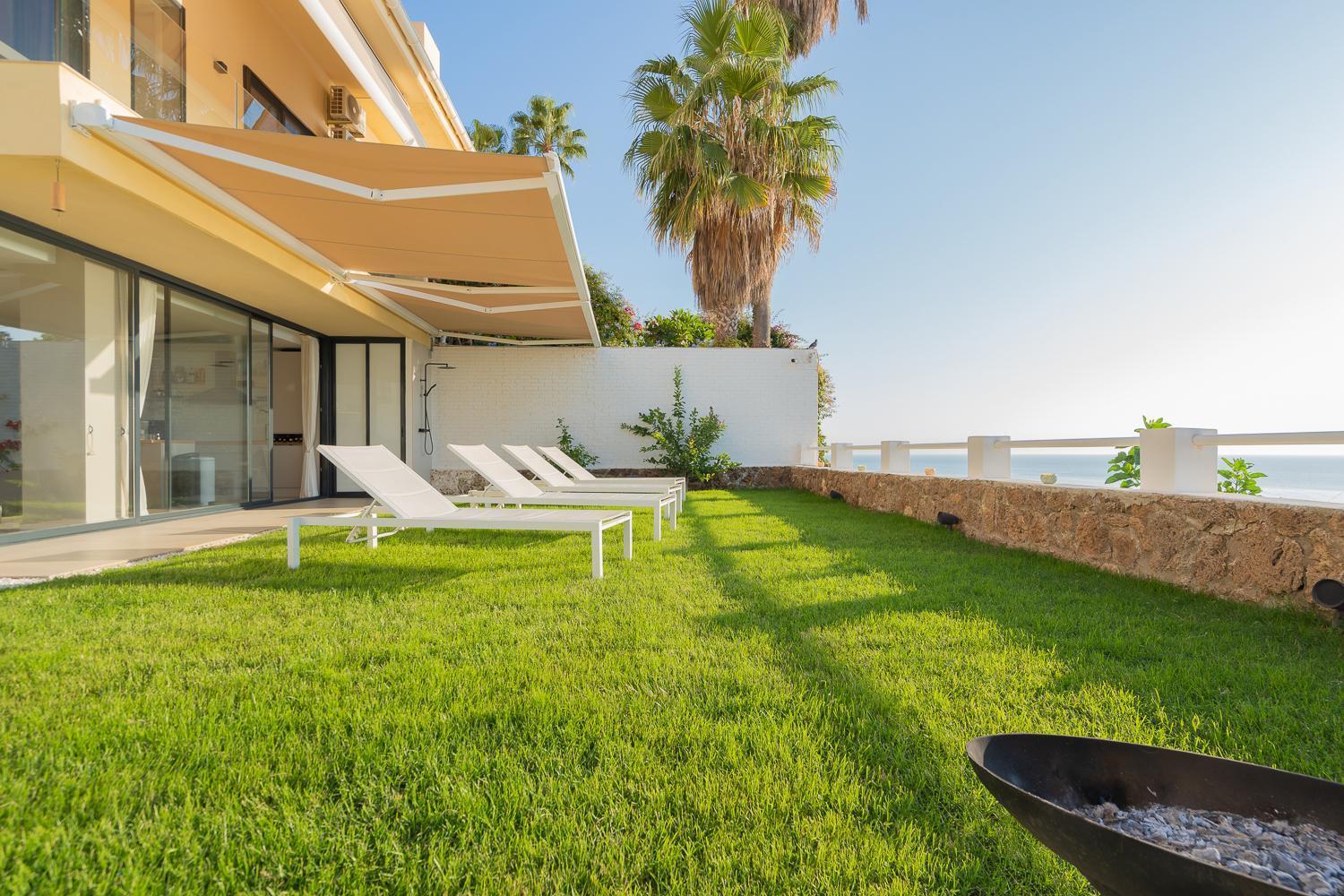 Seaside Tranquility And Urban Luxury - Stylish Duplex In Torremolinos W Jacuzzi Apartman Kültér fotó