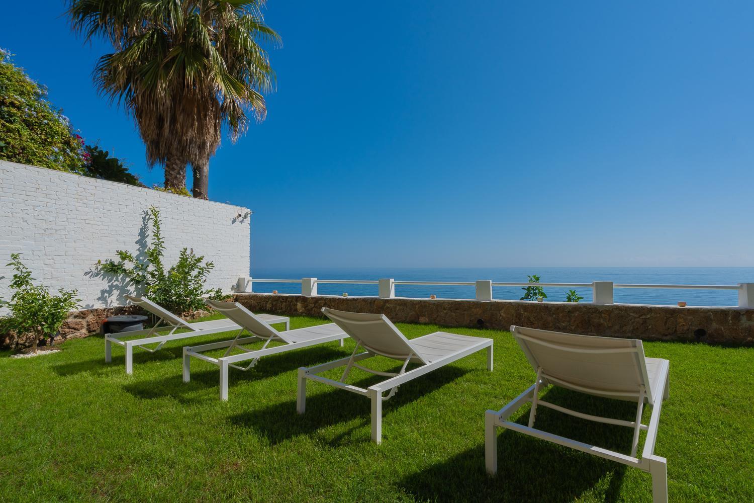 Seaside Tranquility And Urban Luxury - Stylish Duplex In Torremolinos W Jacuzzi Apartman Kültér fotó