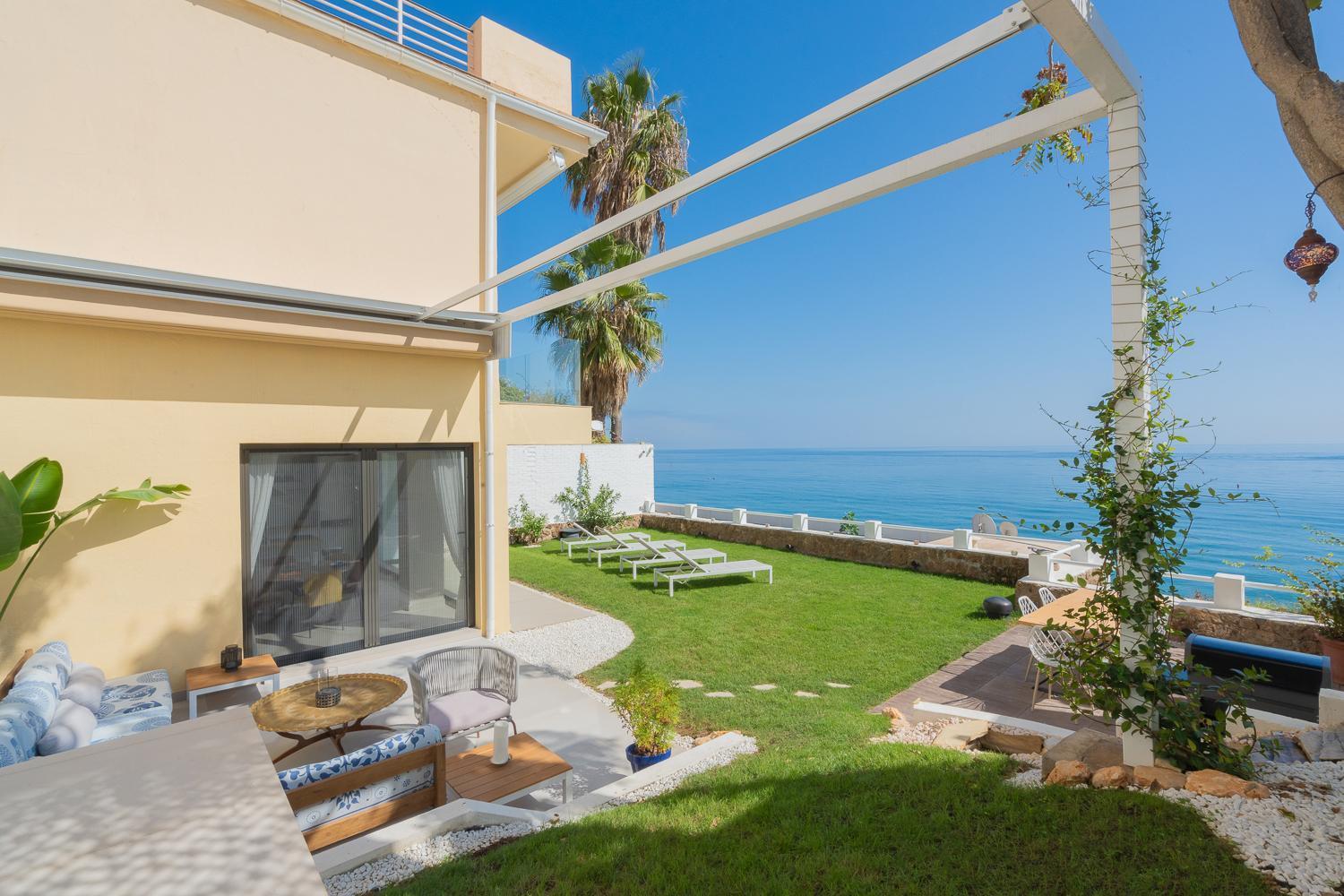 Seaside Tranquility And Urban Luxury - Stylish Duplex In Torremolinos W Jacuzzi Apartman Kültér fotó